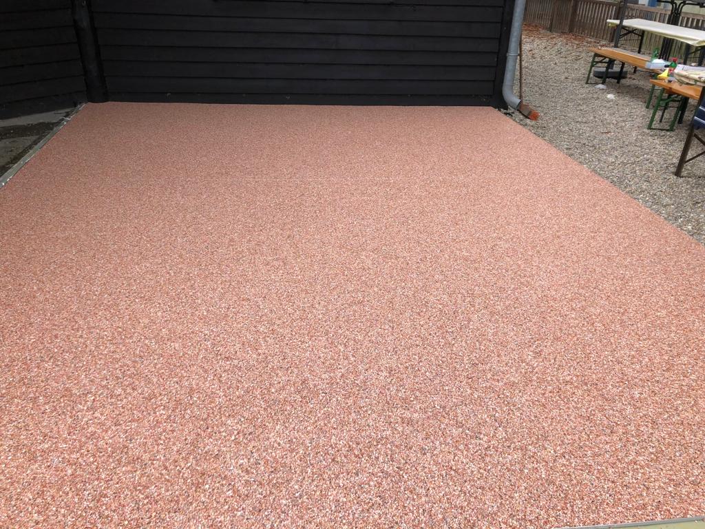 Lze kamenný koberec Naturestone nanášet na vlhké povrchy a nebo čerstvý beton?
