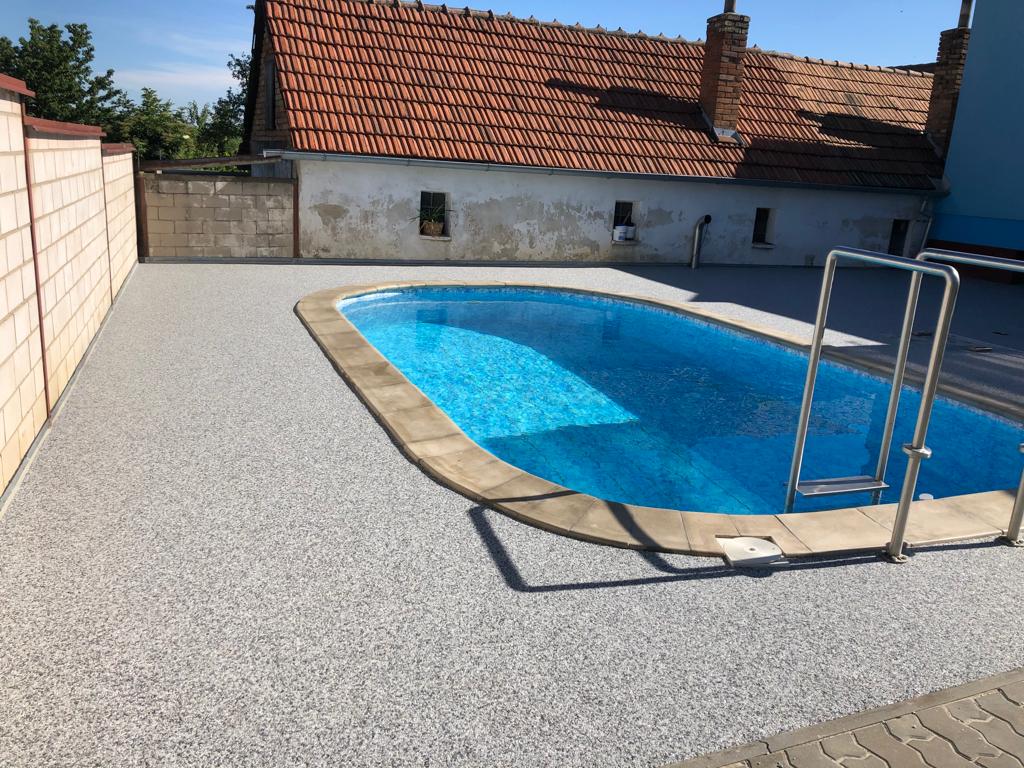 Kamenný koberec Naturestone k bazénu?