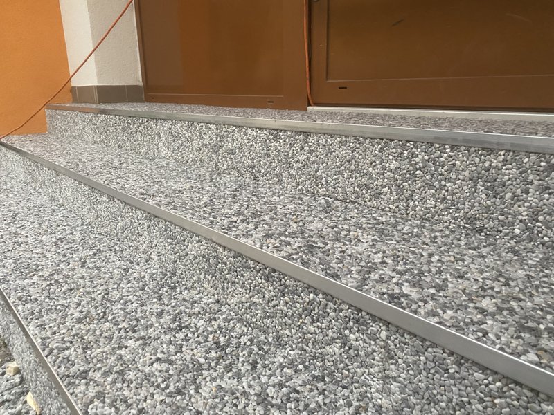 Mramorový kamenný koberec Magnos na schody, realizováno v Břeclavi