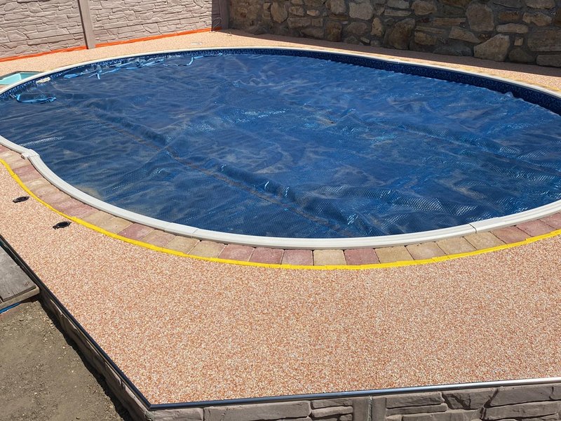 Mramorový kamenný koberec MIX 02 okolo bazénů, realizováno ve Skalici