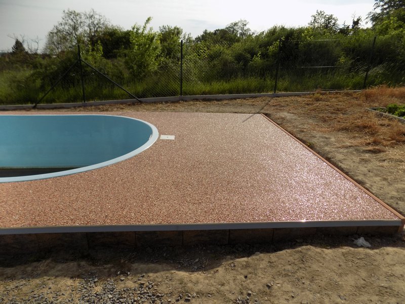 Mramorový kamenný koberec Kostas okolo bazénů