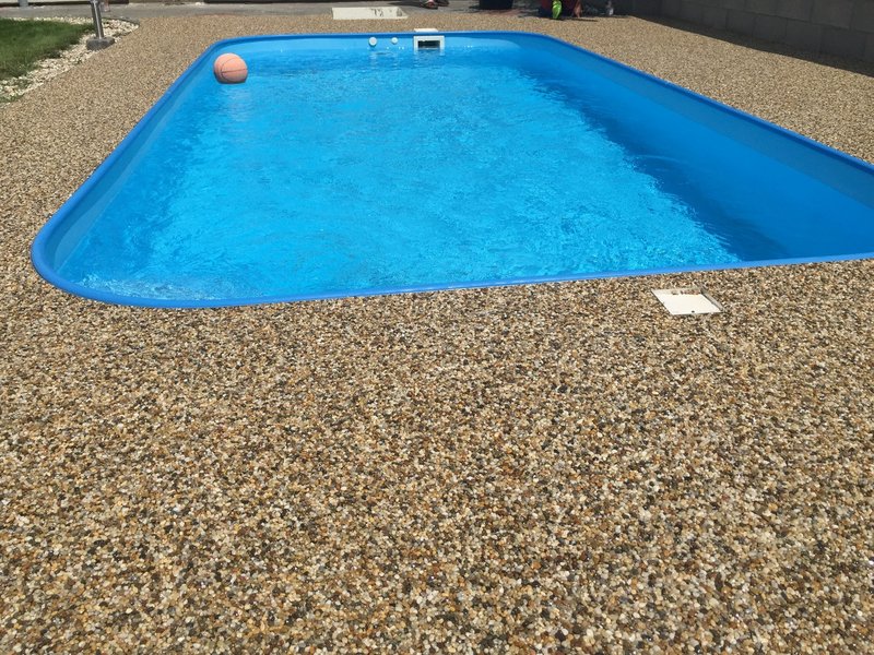 Říční kamenný koberec okolo bazénu, realizováno v Moravském Žižkově