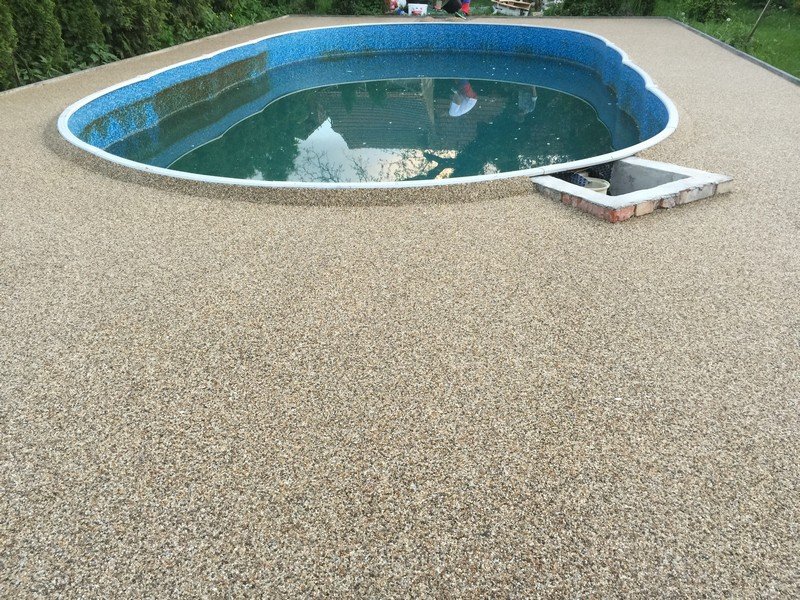 Říční kamenný koberec River okolo bazénu, realizováno v Popudinské Močidlany