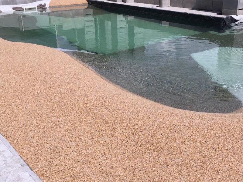 Mramorový kamenný koberec Ablia okolo bazénů